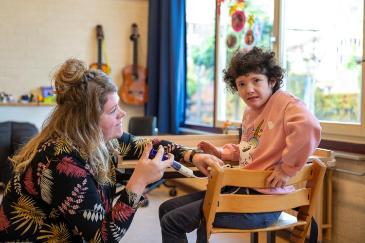 Kind krijgt zorg in de klas van begeleider